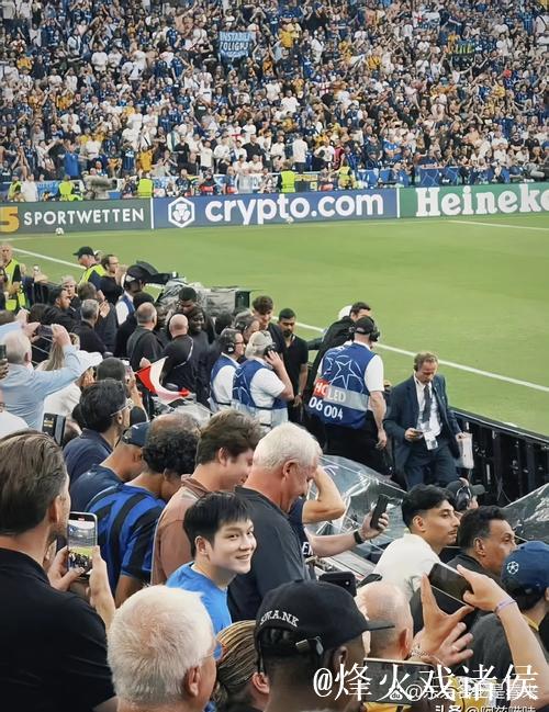 巴萨球迷高呼“阿隆索留下”，诺坎普胜局中展现嘲讽