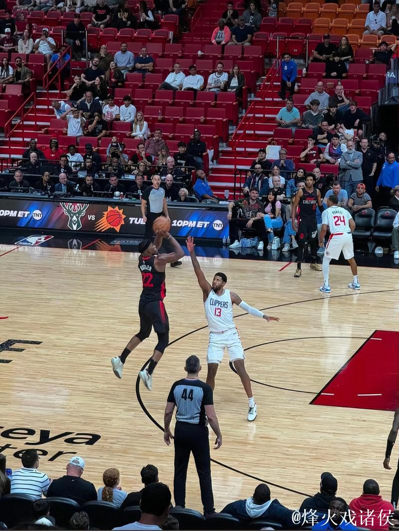 乔治三分7投全失,全场17中8贡献25分7助 乔治三分7投全失,全场17中8贡献25分7助